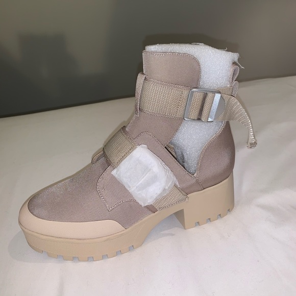 NWOB • Steve Madden Graden Sand Boots • Size 9 - Picture 2 of 7